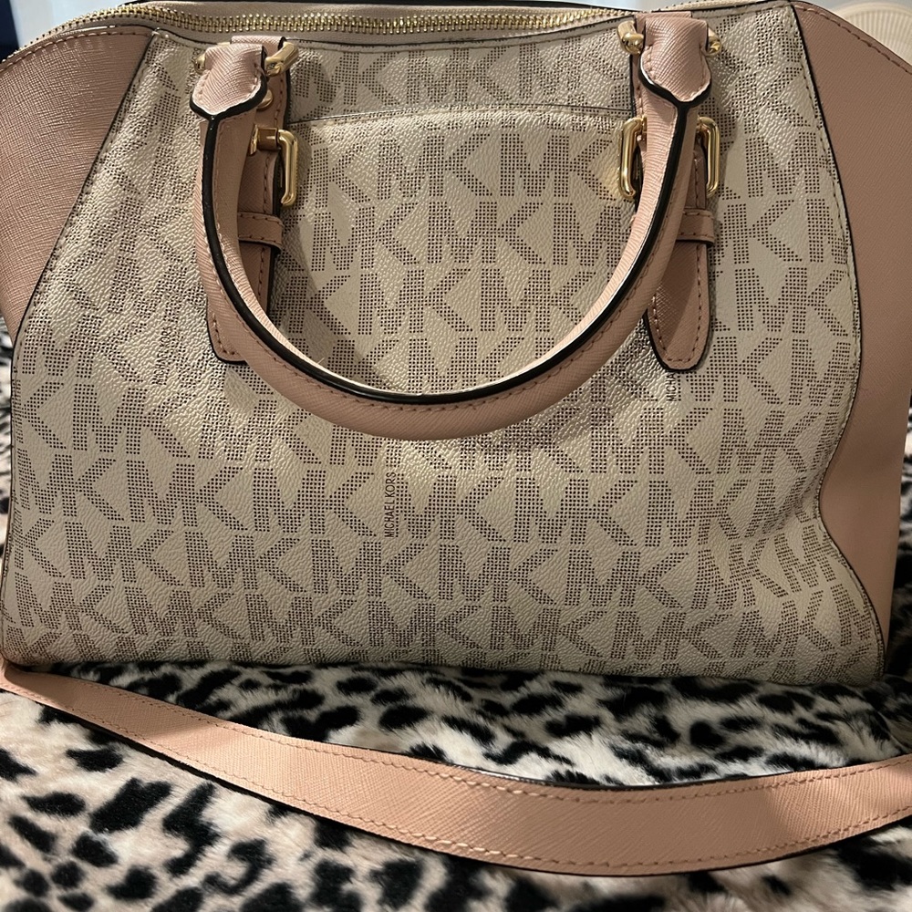 Michael Kors Handbag. In very good condition. Only carried a few times.